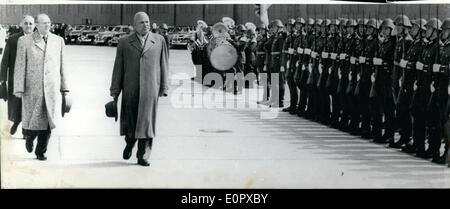 4. April 1957 - Regierung und Partei-Delegation aus Rumänien in Berlin angekommen: eine Regierung und Partei-Delegation aus Rumänien kam am 24. April 1957 für einen Besuch der ehemaligen DDR in Ost-Berlin. OP wurde auf dem Flugfeld der Lufthansa Berlin - Schoennofeld aufgenommen und zeigt den Präsidenten des Rates der Rumäne Republik Chivu Stoika (rechts) und dem Präsidenten der Deutschen Demokratischen Republik Otto Grotewohl nehmen Gruß des Unternehmens - der - Ehre. Stockfoto