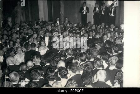 4. April 1957 - Königlicher Besuch: Staatliche Bankett. Das Foto zeigt die Königin Amon Masse der Gäste nach The Zustand Bankett Held am Louvre letzten Nacht. Stockfoto