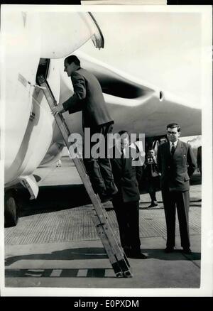 5. April 1957 - 04.05.57 Prinz Philip besucht Flugzeuge Fabriken. Blickt auf die Ã ¢ Â '¬ËœVictor'. Prinz Philip, Duke of Edinburgh, besucht die Handley Page-Fabriken in Radlett und Cricklewood heute Morgen. Bippa Fotoshows: Prinz Philip klettert eine Leiter auf die Ã ¢ â '¬ËœVictor' bei seinem Besuch in Radlett heute. Stockfoto