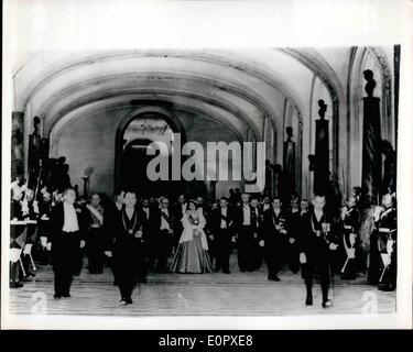 4. April 1957 - THE QUEEN ATTENDS A CANDLE-LIT Staat Bankett IN der berühmten PARIS LOUVRE Foto zeigt: Vorbei die Wachen stehen an den Gruß, die Queen in eskortiert von Französisch Regierung Beamten, einer einsamen Frau unter den Männern von Frankreich, wie sie die passage durch die Galerien des Louvre, das Bankett letzte Nacht zu besuchen. Stockfoto