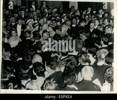 4. April 1957 - die Königin besucht ein CANDLE-LIGHT-Bankett im berühmten LOUVRE IN PARIS. Foto zeigt: Die Königin (Mitte) in eingeengt vollständig auf allen Seiten wie sie unter den Gästen während der Aufnahme bewegt das Bankett in der Salle des Carietides gefolgt Stockfoto