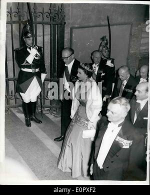 4. April 1957 - besucht die Queen ein Candle-Light-Bankett im berühmten Louvre In Paris. Foto zeigt die rote Schärpe der Ehrenlegion über ihrem brillanten Kingfisher blau-grünes Kleid tragen, die Königin kommt für ein Candle-light-Bankett im Louvre begleitet von M. Guy Mollet, der französische Premierminister (links) und M. Pineau (hinter gesehen) Stockfoto