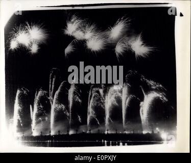 10. April 1957 - Staatsbesuch in Paris. Feuerwerk. Foto zeigt eine auffällige Anzeige Feuerwerk auf der Brücke Alexandre III in Paris, als HM die Königin und der Herzog von Edinburgh für eine Reise auf dem Fluss Seine letzten Abend ging. Stockfoto