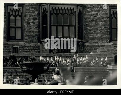 21. April 1957 - ist Königin heute 31. Bands bei Windsor anhören: The Queen feiert heute ihren 31.. Geburtstag- und heute Nachmittag im Windsor, mit anderen Mitgliedern der königlichen Familie, sie gehört zu den Bands der Leibgarde und Grenadier wachen, die auf der Terrasse spielten. Foto zeigt H.M die Königin; Prinz Philip. Die Königin-Mutter, Prinzessin Margaret und Prinzessin Anne - sehen Sie im Fenster als die Bands spielen unter Windsor heute. Stockfoto