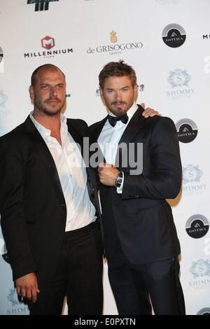 Regisseur Patrick Hughes (l) und Schauspieler Kellan Lutz teilnehmen die Partei der "Expandables 3" während der 67. Internationalen Filmfestspiele von Cannes in Gotha Nachtclub im Palm Beach in Cannes, Frankreich, am 18. Mai 2014. Foto: Hubert Boesl kein Draht-SERVICE Stockfoto