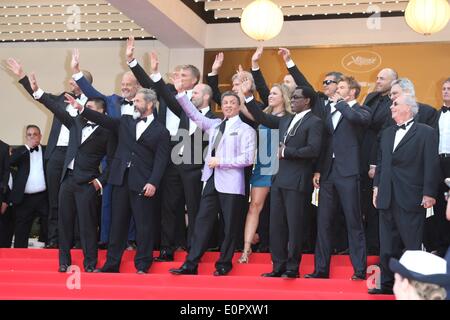 (Oben l-R) Schauspieler Glen Powell, Kelsey Grammer, Dolph Lundgren, Harrison Ford, Direktor Patrick Hughes, Schauspieler Antonio Banderas, Randy Couture (front l-R) Victor Ortiz, Mel Gibson, Jason Statham, Sylvester Stallone, Ronda Rousey, Wesley Snipes, Kellan Lutz, Gast und Produzent Avi Lerner besuchen die Premiere von "Expandables 3 während der 67. Internationalen Filmfestspiele von Cannes am Palais des Festivals in Cannes, Frankreich, am 18. Mai 2014. Foto: Hubert Boesl kein Draht-SERVICE Stockfoto