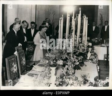 4. April 1957 - besucht die Queen eine romantische Staatsbankett im berühmten Louvre Paris. Foto zeigt ihr Majestät ihre am schön gedeckten Tisch für das Abendessen gegeben ihr gestern Abend zu Ehren von der französischen Regierung in der berühmten Louvre Balle des Cariatides stattfindet. Hinter ihr ist Präsident Coty. Stockfoto