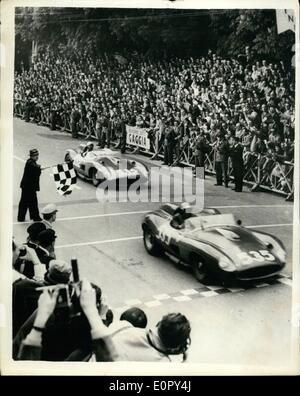 5. Mai 1957 - italienische und deutsche Fahrer rechts und den zweiten Platz in der italienischen Mille Miglia. Foto zeigt die Szene, als italienische Fahrer Piero Taruffui die Linie Sieg der Mille Miglia Rennen in Bresica überquert-verfolgt von Wolf Gang Von Trips Deutschlands kam, die in der zweiten. Sie waren beide Ferrari-Auto fahren. Stockfoto