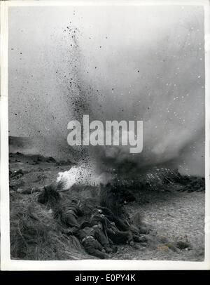 5. Mai 1957 - vier tausend Truppen nehmen Teil in Dünkirchen Re Darstellung Explosion am Strand: die historischen Ereignisse von Dünkirchen 1940 wurden nachgestellt in Camber Sands, in der Nähe von Rye, Sussex, gestern für Szenen der neuen Ealing Film Dünkirchen viertausend Truppen verschiedenen Nationalitäten tragen Uniformen nahmen Teil. Camber sendet wurde für die Szenen gewählt, weil die ursprüngliche Landschaft von Dünkirchen bis zur Unkenntlichkeit verändert wurde. Foto zeigt die realistischere Szene wie eine Explosion Truppen verursacht, während der Dreharbeiten von Dünkirchen auf Camber Sands auszuweichen. Stockfoto