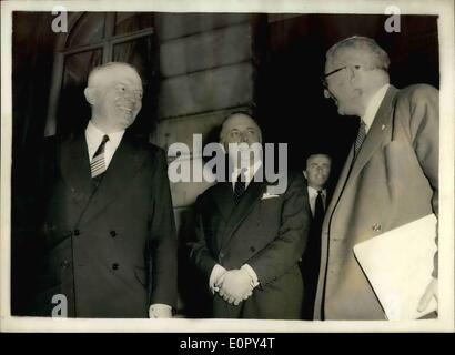 5. Mai 1957 - ABRÜSTUNGSKONFERENZ im LANCASTER HOUSE... GROßBRITANNIEN - VEREINIGTE STAATEN UND FRANKREICH. Die fünf Nation Vereinten Nationen Sub Abrüstungskomitee - trafen sich heute Nachmittag in Lancaster House nach einer zehn-Tage-Pause. KEYSTONE-FOTOSHOWS:-drei Delegierten nach diesem Nachmittag Konferenz... Sie sind L-R:-Mr Harold Stassen der Vereinigten Staaten; Commander Noble von G.B. und M. Jules Moch von Frankreich. Stockfoto