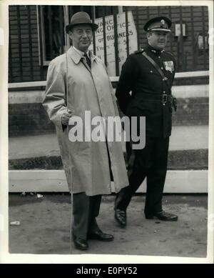 5. Mai 1957 - schlagen der Grenzen des The Tower von London Mr Adlai Stevenson von The US nimmt Teil: Die alten Zeremonie schlagen die Grenzen des Tower of London-fand diese morgen-die Prozession der königlichen Kapelle Chorknaben wurde unter der Leitung von Mr. Allan Griffin der chief Warder. Das Foto zeigt. Herr Adlai Stevenson-die Vereinigten Staaten demokratische Führer-hält eine Osier Zauberstab-heute Morgen an den Turm Zeremonien teilnehmen. Er ist mit Major Montague Jones Offizier eines Turm Regimenter. Stockfoto