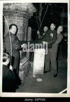 5. Mai 1957 - schlagen die Grenzen Zeremonie: Der alte Brauch der gegen der Grenzen der Pfarrei von Chipping Barnet, erfolgte heute. Es wurde zuletzt im Jahre 1933 durchgeführt. Foto zeigt: Stadtrat J.M Keyworth, Vorsitzender des Barnet Urban District Council - gesehen auf der Grenze Post Ravenscroft Gärten, während die heutige Zeremonie gepumpt wird. Stockfoto