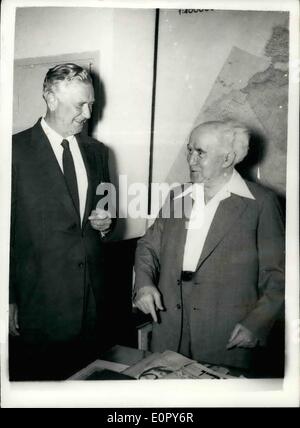 5. Mai 1957 - Israels Premierminister Meets President Eisenhower Sondergesandten: Bild zeigt: Ministerpräsident Ben Gurion Israels (rechts) im Gespräch mit Herrn Richards bei ihrem in Jerusalem treffen... Herr Richards ist Präsident Eisenhowers Sondergesandten im Nahen Osten. Stockfoto