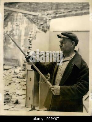 5. Mai 1957 - Schwert beim Abriss des Gebäudes Holborn entdeckt... Szene von London Mord im Jahr 1949. Versteckt unter einem Haufen von Stockfoto