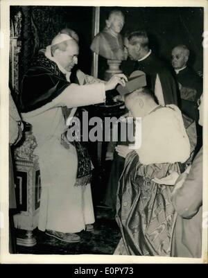 5. Mai 1957 - Kardinal Wyszynski erhält rote Hut vom Papst: Kardinal Wyszynski, Primas von Polen, erstellt im Jahr 1953, Kardinal Whoowas erhielt seinen roten Hut von der Papst am Samstag im Vatikan. Foto zeigt die Szene im Vatikan, wie Kardinal Wyszynski das Birett vom Papst empfangen. Stockfoto