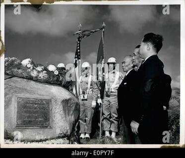 5. Mai 1957 - Amerika ehrt seine Ar Dead: A Stein Denkmal auf Okinawa Marks The Spot wo Lieutenant General Simon Bolivar Buckner, Kommandeur der US-zehnte Armee, wurde getötet während der Invasion der Insel, während dem zweiten Weltkrieg. 1945 offizielle US Armee-Foto von der Abteilung freigegeben Der Verteidigung Washington, D.C. Stockfoto