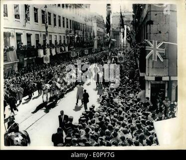 5. Mai 1957 - The Queen Staatsbesuch in Portugal Foto zeigt die Szene als die goldene Krone-Kutsche, mit der Königin und Präsident Lopes, fuhren durch die Straßen von Lissabon, während ihrer Majestät Zustand Besuch in Portugal gestern. Stockfoto
