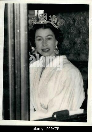 5. Mai 1957 - staatliche Eröffnung des Parlaments. Königin verlässt den Palast. Foto zeigt: H.M The Queen in der irischen Kutsche als She linken Buckingham Palast für die Parlamentseröffnung heute Morgen. Stockfoto