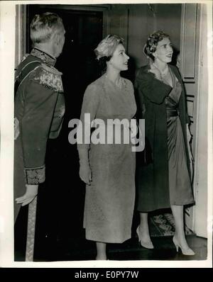 5. Mai 1957 - Staatsbesuch in Dänemark zwei Königinnen. Foto zeigt Königin Elizabeth und Königin Ingrid gesehen in der Gast-Palast zur Verfügung gestellt von der Königin und Prinz Philip während ihres Aufenthalts in Kopenhagen. Königin Ingrid scheint Details der Architektur ihr Gast erklärt werden. Stockfoto