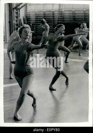 5. Mai 1957 - Prinzessin Birgitta Züge nach Gymnastik-Lehrer zu sein. Prinzessin Birgitta von Schweden studiert jetzt am zentralen Institut des gymastique in Stockholm, zertifizierte Gymnastik Lehrerin zu werden. Ihrer Klasse hat eine Show am Samstag was sie gelernt haben, einschließlich einer Demonstration der alte schwedische Volkstänze. Auf der Messe waren der schwedische König Gustav Adolf, Prinzessin Sibylla (Birgitta Mutter) und Prinzessin Desiree (eines Birgitta jüngeren Schwestern). Foto zeigt: Prinzessin Birgitta 9 zweite von links), während der Show gesehen. Stockfoto