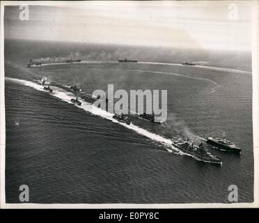 5. Mai 1957 - der Home Fleet grüßt die Queen.Scene aus der Luft: der Home Fleet begrüßte M.M. die Königin und der Duke of Edinburgh bei ihrer in schottischen Ankunft Wasser gestern an Bord der Royal Yacht Britannia-von Dänemark. die Flotte begleitet des Schiffes zur Verankerung im Cromarty Firth. Foto zeigt, wie gesehen von der Luft-Front-der Cruiser Superb; Zerstörer Agincourt - Alamein Barrosa und La Coruña. zweite-Britannia-Minenlegen Kreuzer Apollc, Zerstörer Duchess - Diamant. in der Rückseite des Flugzeugs Transporteure Arche - Royal - Albion - Meer und der Cr-Geizhals Gambia. Stockfoto