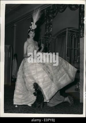 5. Mai 1957 - '' Tuppence'' - ist ein perfekter Gentleman. Pedigree Hunde starten Modestile.'' Im May Fair Hotel, London, hat gestern zwei Londons beste gekleidete Rassehunde eine neue englische Mode mit Hilfe natürlich von Top London Schaufensterpuppen. Anlass war die Einführung der "Petite Couture'' einer Sammlung von Baker Sportswear, einer alt eingesessenen Haus in London Kleid. Die neue englische Mode ist eine Realisierung des romantischen Träume für Frau und viele hübsche Hüte hatten ihren Auftritt mit den exotischen Abendkleider Stockfoto