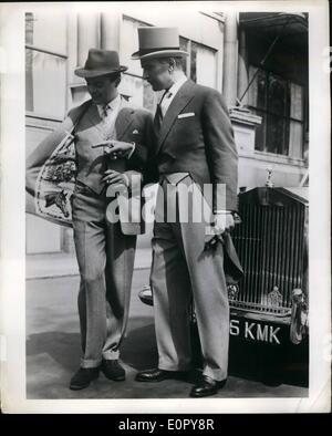 5. Mai 1957 - erhielt Mann trägt Pferd Casual Land und formale Stadt Leben Aufmerksamkeit ging 1957-Sammlungen von der britischen Männer Fashion Council in London zu sehen. Bild zeigt:-Tony Newton (links) zeigt eine Futter für Reiter in einreihiger Land Anzug Check Tweed. John Lorrel trägt formelle Stadt Morgen Kleidung, dunklen grauen Diagonale wollene Frack und französischen grauen Diagonale wollene Jacke schwarz-weiß-Check wollene Hosen. Stockfoto