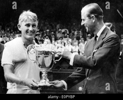 Prinz Philip Auszeichnungen Tennisspieler Lewis Hoad mit Trophäe Stockfoto