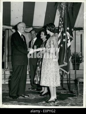 5. Mai 1957 - Herr Stassen Celebrates 4. Juli In London: Der Botschafter der Vereinigten Staaten, das Vereinigte Königreich Mr John Hay Whitney (Mitte); Frau Whitney und ihre Tochter Kate Roosevelt (20) (rechts) begrüßen Harold Staseen (links) amerikanischen Präsidentschafts-Assistent bei der Abrüstung, ein Empfang in der Residenz des Botschafters, Winfield House, London, gestern (4. Juli) - anlässlich des Jahrestages der amerikanischen Unabhängigkeit. Stockfoto