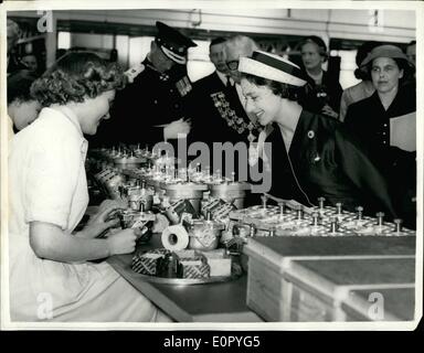 5. Mai 1957 - Prinzessin Margaret besucht Swindon: Prinzessin Margaret gestern besucht Swindon wo sie besuchte das Plessey-Werk auf dem neuen Gewerbegebiet und auch der Grundstein für das neue Krankenhaus von Swindon. Foto zeigt Prinzessin Margaret Haltestellen mit Frau Jean Golby chatten, die auf Verkabelung einer Hydraulikpumpe tätig ist. Stockfoto