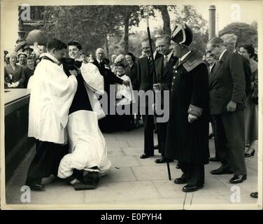 5. Mai 1957 - Grenzen des Manor und die Freiheit des Savoy Chorknabe zu schlagen ist '' stieß ''.: die traditionelle Zeremonie schlagen die Grenzen der Savoy Liberty fand heute Morgen - nach einem Gottesdienst in der Königin-Kapelle des Savoy. Nach Brauch war eines der Chorknaben an der Temple Church "gestoßen". Foto zeigt dreizehn Jahre alten David Everitt bekommt '' Bumped'' - im wahren Stil - während das schlagen der Grenzen am Themse-Ufer heute Morgen. Stockfoto