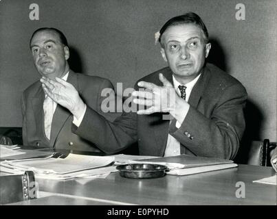 5. Mai 1957 - Presse - Konferenz in Bonn, Haus des Parlaments von '' Kampfund Gegen Atomschaden''. Links Präsident Dr. Bode Manstein, rechts Atom - Physiker Prof. Bechert. Stockfoto