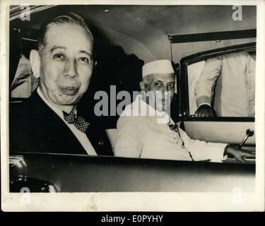 5. Mai 1957 - japanische Premiere Minister In Delhi: Mr.Nobusuke Kishi, die der japanische Premierminister von Indiens Premierminister Herr Nehru begrüßt wurde, als er vor kurzem - zu einem offiziellen Besuch in Neu-Delhi ankam. Foto zeigt Mr.Nobusuke Kishi - mit Herr Nehru - in Neu-Delhi. Stockfoto