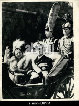5. Mai 1957 - Besuch Königin Juliana auf in Stockholm; Königin Juliana und Prinz Bernhard der Niederlande sind auf einem dreitägigen Staatsbesuch in Stockholm. Foto zeigt Königin Juliana Wellen an die Zuschauer als sie drived zum Königspalast mit König Gustaf Adolf bei ihrer Ankunft in Stockholm. Stockfoto
