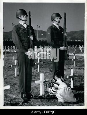 5. Mai 1957 - Amerika ehren ihre Kriegstoten: während des Koreakriegs wurden viele der Amerikaner, die in dieser Aktion getötet wurden begraben auf dem Friedhof der Vereinten Nationen in Pusan. Seit dieser Zeit haben ihre Überreste wieder in US-privaten und nationalen Friedhöfen beigesetzt. Ein fünf Jahre altes koreanisches Mädchen schmückt ein amerikanischer Grab als eine Ehre steht Wache Aufmerksamkeit. 9. April 1951 Stockfoto