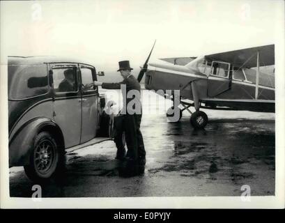 7. Juli 1957 - Herr Reiss fliegt zur Arbeit in eine Stadt Topper: Lloyds Underwriter Herr Peter Reiss täglich nach London von seinem Andover fliegt für seinen Tag zu, im Büro Hause. Er nutzt ein Taxi aus seiner Heimat den lokalen Flughafen Piloten seine Hornet Moth Flugzeug Croyden Airport und fährt dann mit dem Zug auf die Stadt. Herr Reiss gelernt zu fliegen mit dem Royal Flying Corps. Das Flugzeug wurde ihm von einem Freund gegeben und wie er seinen Topper jeden Tag benutzt. Er beschloss, es zu tragen, während des Fluges ins Büro. Foto zeigt, dass Herr Peter Reiss aus seinem Taxifahrer Pfoten, bei der Ankunft auf dem lokalen Flugplatz Schritt in seinem Flugzeug. Stockfoto