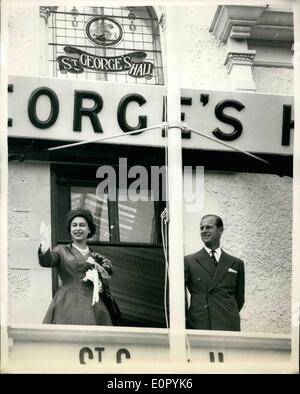 7. Juli 1957 - Königin und Duke besuchen Guernsey.: Foto zeigt HM The Queen und The Duke of Edinburgh, auf dem Balkon des St gesehen. Stockfoto