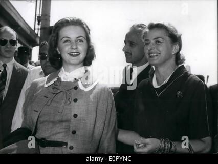 7. Juli 1957 - sie hat nicht ihre Tochter sechs Jahre lang gesehen: Jenny-Ann Lindstrom, Ingrid Bergmans älteste Tochter, heute in Paris nach einem kurzen Aufenthalt in Stockholm angekommen. Jenny-Ann, die 18 Jahre alt ist hatte die Mutter für 6 Jahre nicht gesehen. Ingrid Bergman fotografiert heute mit ihrer Tochter am Flughafen Le Bourget. Stockfoto