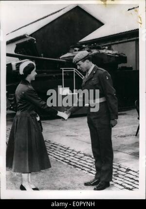 7. Juli 1957 - trifft die Königin der Herzog von Kent während ihres Besuchs in Catterrick Camp; Die Königin, begleitet von dem Herzog von Edinburg heute besucht Catterick Camp, Yorkshire, eines der größten militärischen Betriebe in Großbritannien. Die Königin, als Oberst im Leiter, inspiziert der Royal Scots Greys, die 16/5 die Queen Royal Lancers und die 7. Royal Tank regiment. Vor der Inspektion wurde die Königin von ihrem Cousin, dem Herzog von Kent, begrüßt, die ein Offizier in der Royal Scots grau ist. Foto zeigt die Königin wird von der Herzog von Kent begrüßt, als sie heute im Lager ankam. Stockfoto