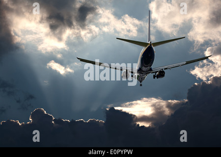 Passagier-Jet landet auf dem Flughafen gegen einen stürmischen Himmel. Stockfoto