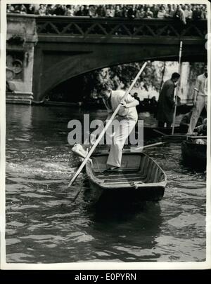 5. Mai 1957 - jährlichen Staffellauf Punt... Felicity vermisst das Boot. Während der fünften jährlichen Staffel punt Rennen zwischen der Cambridge University Dämpfer Club und der Oxford University Club, Felicity Willis, Newman College, Cambridge, Passagier, in der Cambridge-Punt, und Miss Arline Winter, Oxfords Passagier hatte in jeweils anderen Punt zu springen. Cambridge gewann zum dritten Mal in Folge trotz der Tatsache, dass Felicity einmal dem Punt insgesamt verpasst und Füße zuerst in den Fluss ging. Foto zeigt: Felicity Willis klettert an Bord ihrer Punt, um einen weiteren Versuch, von einem Punt zum anderen zu springen. Stockfoto