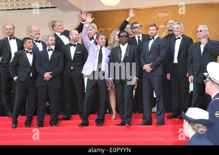 (Oben l-R) Schauspieler Glen Powell, Kelsey Grammer, Dolph Lundgren, Harrison Ford, Direktor Patrick Hughes, Schauspieler Antonio Banderas, Randy Couture (front l-R) Victor Ortiz, Mel Gibson, Jason Statham, Sylvester Stallone, Ronda Rousey, Wesley Snipes, Kellan Lutz, Gast und Produzent Avi Lerner besuchen die Premiere von "Expandables 3 während der 67. Internationalen Filmfestspiele von Cannes am Palais des Festivals in Cannes, Frankreich, am 18. Mai 2014. Foto: Hubert Boesl kein Draht-SERVICE Stockfoto