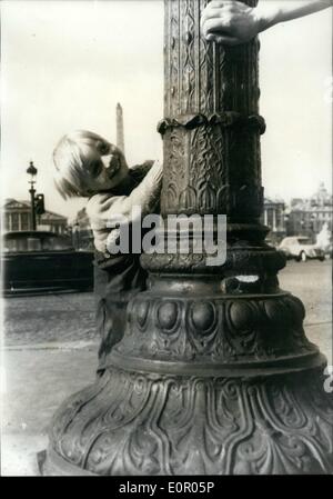 Juli 1957 - der jüngste Filmstar der Welt: Der dreijährige Hughes Herbert ist zweifellos der jüngste Filmstar der Welt -Day. In dem Film „Ein Tag in Paris“ spielt er die Rolle eines kleinen Jungen, der seine Mutter in der Krone verliert, während er die Prozession von Königin Elisabeth während ihres jüngsten Besuchs in Paris beobachtet. Das Foto zeigt den Babyschauspieler in einer Szene des Films. Stockfoto