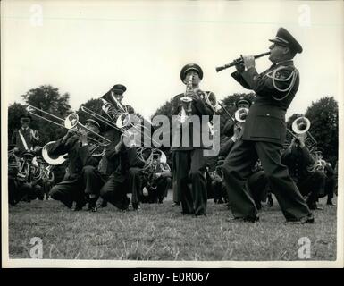 7. Juli 1957 - United States Air Force Band probt für Searchlight Tattoo.: 751. United States Air Force Band war, werden Proben in Bushey Park für ihre Anzeige am Searchlight Tattoo - White City 7-16. heute Morgen gesehen. Foto zeigt die Mitglieder der Band probt die Dixieland-Jive-Sequenz heute Morgen. Stockfoto