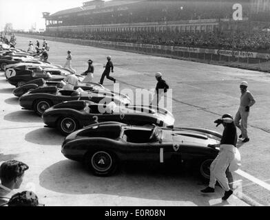 Autos aufgereiht für Nürburgring Rennen Stockfoto