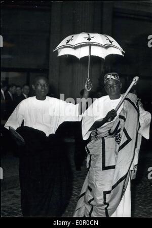 12. Juli 1957 - kam Schwarz Chiefs In Paris für Bastille-Tag feiern schwarz Häuptlinge aus Französisch äquatorialen und Westafrika Stockfoto