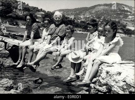 14. Juli 1957 - Charlie Chaplin und Familie auf Côte d ' Azur: Chaplin und Familie verbringen ihre Sommerferien am Saint Jean Cap Ferrat. Foto zeigt auf einer kleinen Brücke aus ihrer Villa zum Strand führt. Von L bis R: Geraldine, Oona, Charlie, Eugene, Josephine, Michael und Victoria. Stockfoto