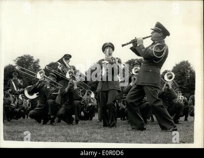 16. Juli 1957 - United States Air Force Band probt für Searchlight Tattoo: die 751st. United States Air Force Band war, werden Proben in Bushey Park für ihre Anzeige am Searchlight Tattoo - White City 7-16. heute Morgen gesehen. Foto zeigt Mitglieder der Band probt die Dixieland-Jive-Sequenz - Vormittag. Stockfoto