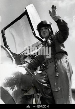 Roland "Biene" Beamont winken aus seinem Flugzeug Pilot Stockfoto