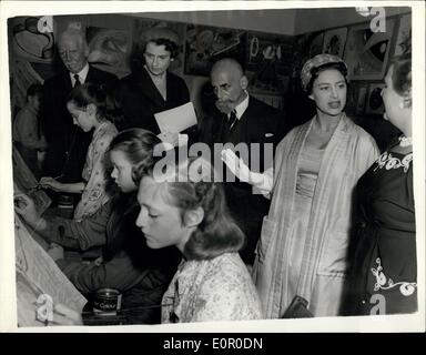 20. Juli 1957 - Prinzessin Margaret besucht die Royal Ballet School in White Lodge, Richmond? Prinzessin Margaret besuchten gestern die Royal Ballet School, White Lodge, Richmond. Foto zeigt: Prinzessin Margaret Uhren einige der Schüler Malen während ihrer Tour durch die Schule. Keystone Stockfoto